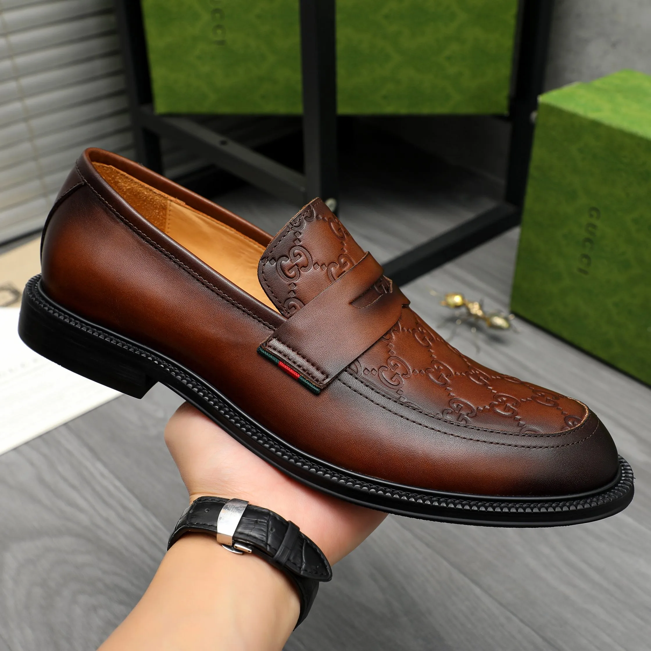 Men's shoes 💰p500 Product trademark: GUCCI "Gucci" business slip-on leather shoes Regular size: 38-46 (38.45.46 custom-made, non-returnable) Product materials: Selected high-quality color-brushed cowhide embossed upper, cowhide lining, original rubber outsole